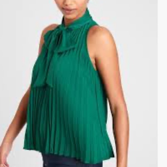 Banana Republic | Pleated Tie-Neck Top in Green - Picture 3 of 6